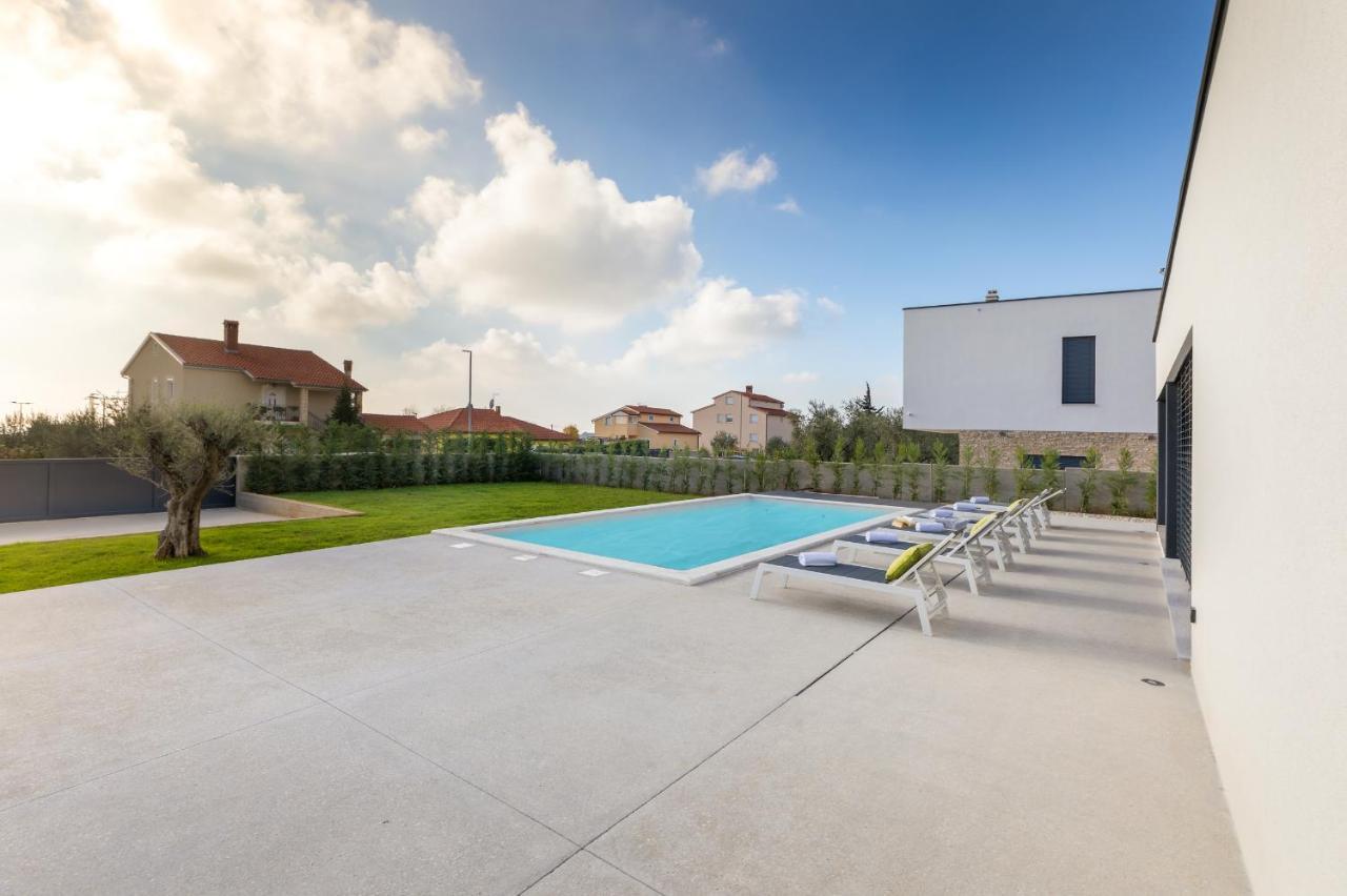 Amazing Private Villa With Outdoor Swimming Pool In فودنيان المظهر الخارجي الصورة