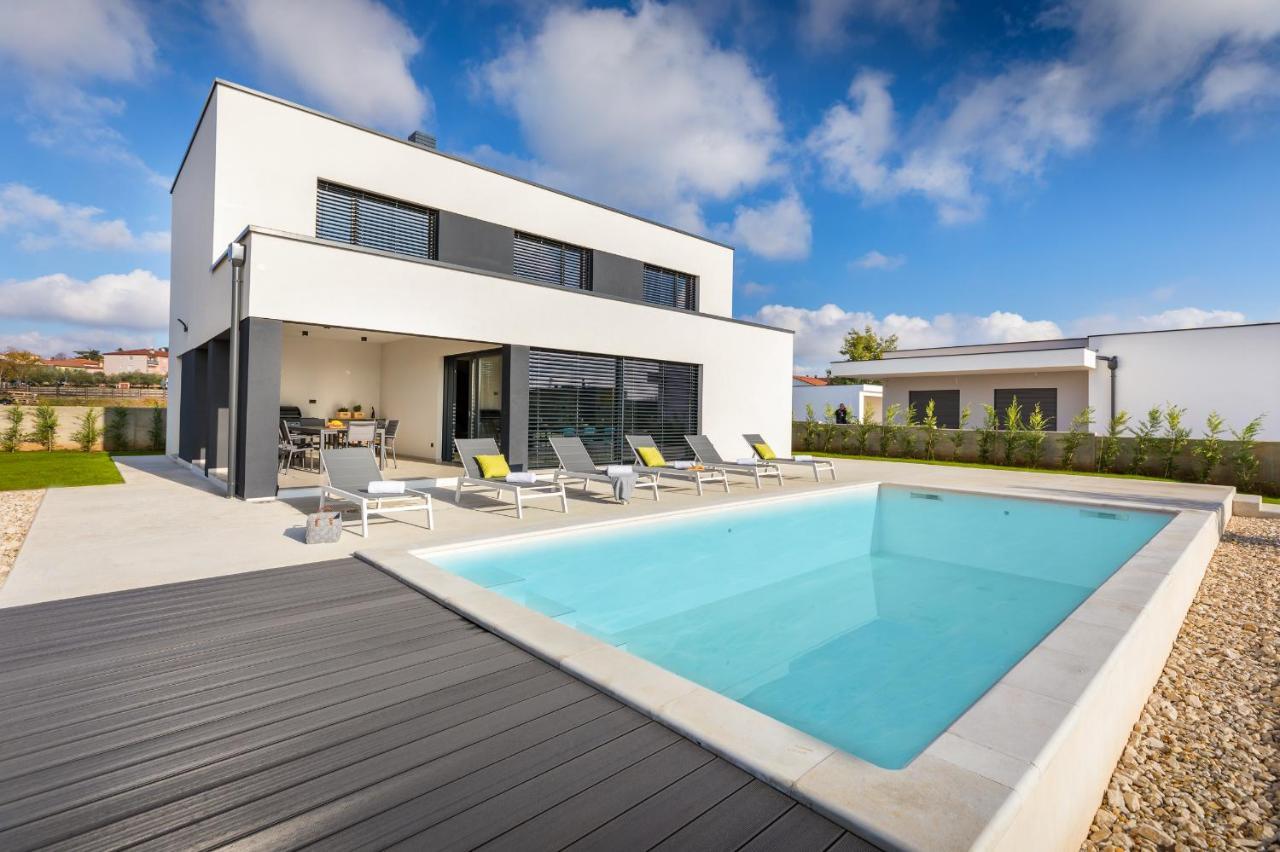 Amazing Private Villa With Outdoor Swimming Pool In فودنيان المظهر الخارجي الصورة