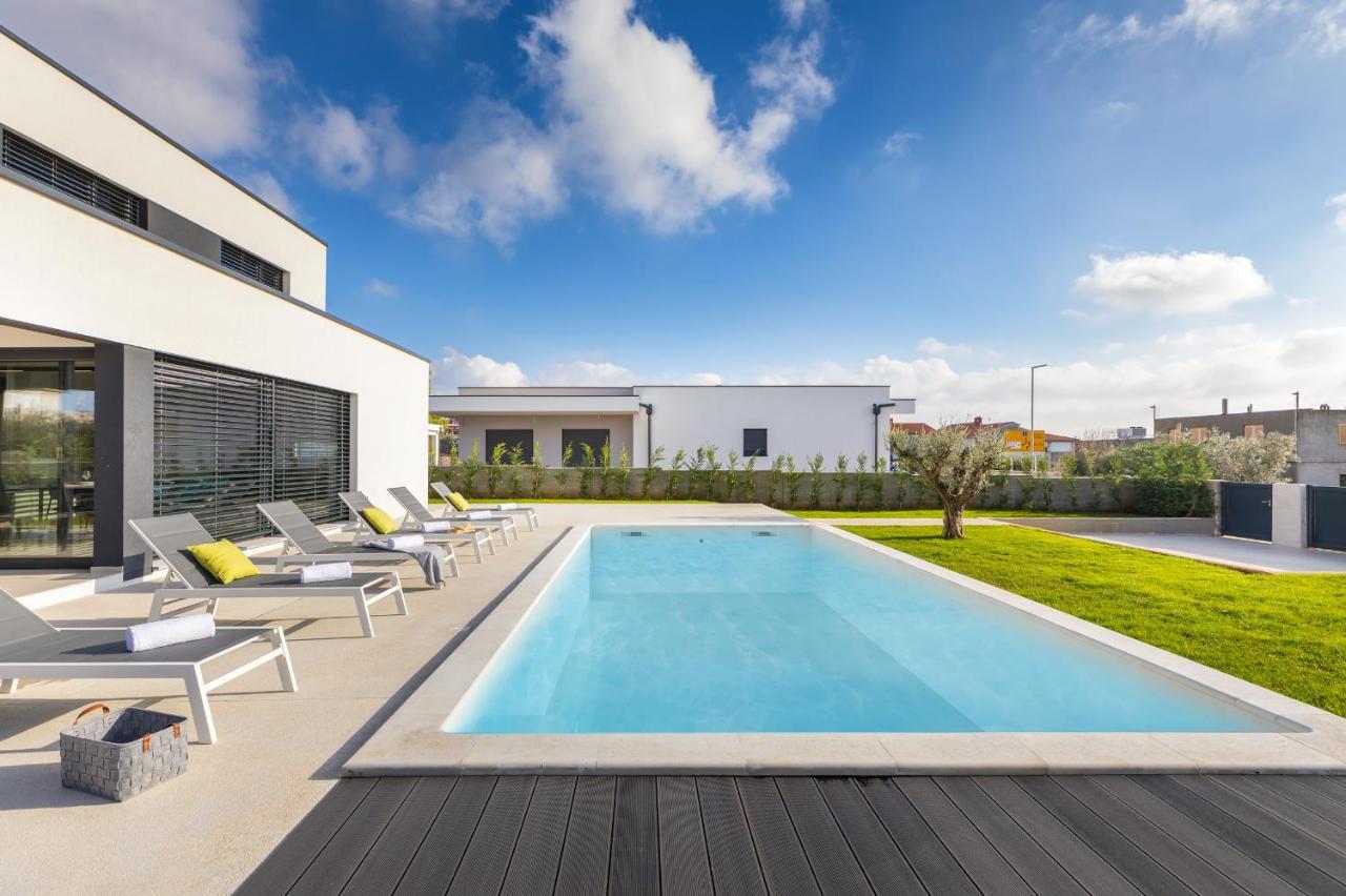 Amazing Private Villa With Outdoor Swimming Pool In فودنيان المظهر الخارجي الصورة