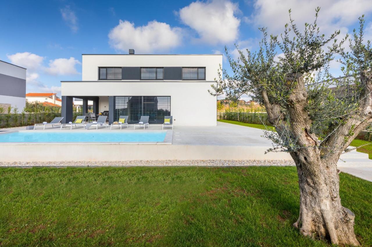 Amazing Private Villa With Outdoor Swimming Pool In فودنيان المظهر الخارجي الصورة