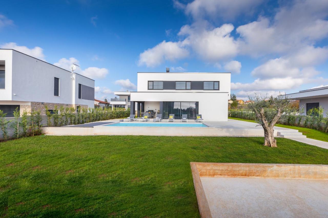 Amazing Private Villa With Outdoor Swimming Pool In فودنيان المظهر الخارجي الصورة