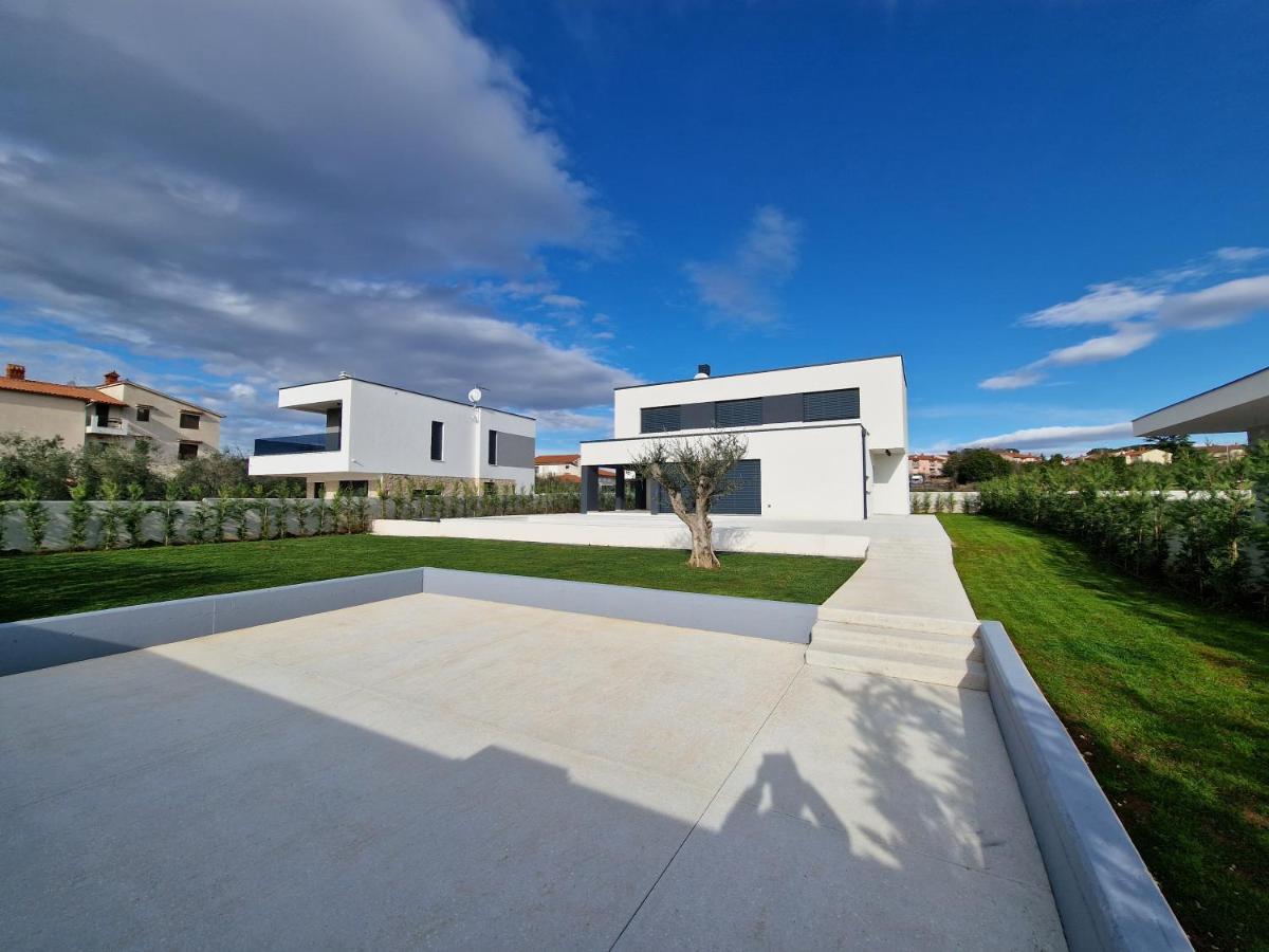 Amazing Private Villa With Outdoor Swimming Pool In فودنيان المظهر الخارجي الصورة